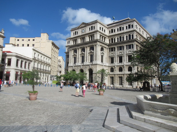 Monumentaal gebouw in het hart van Havana